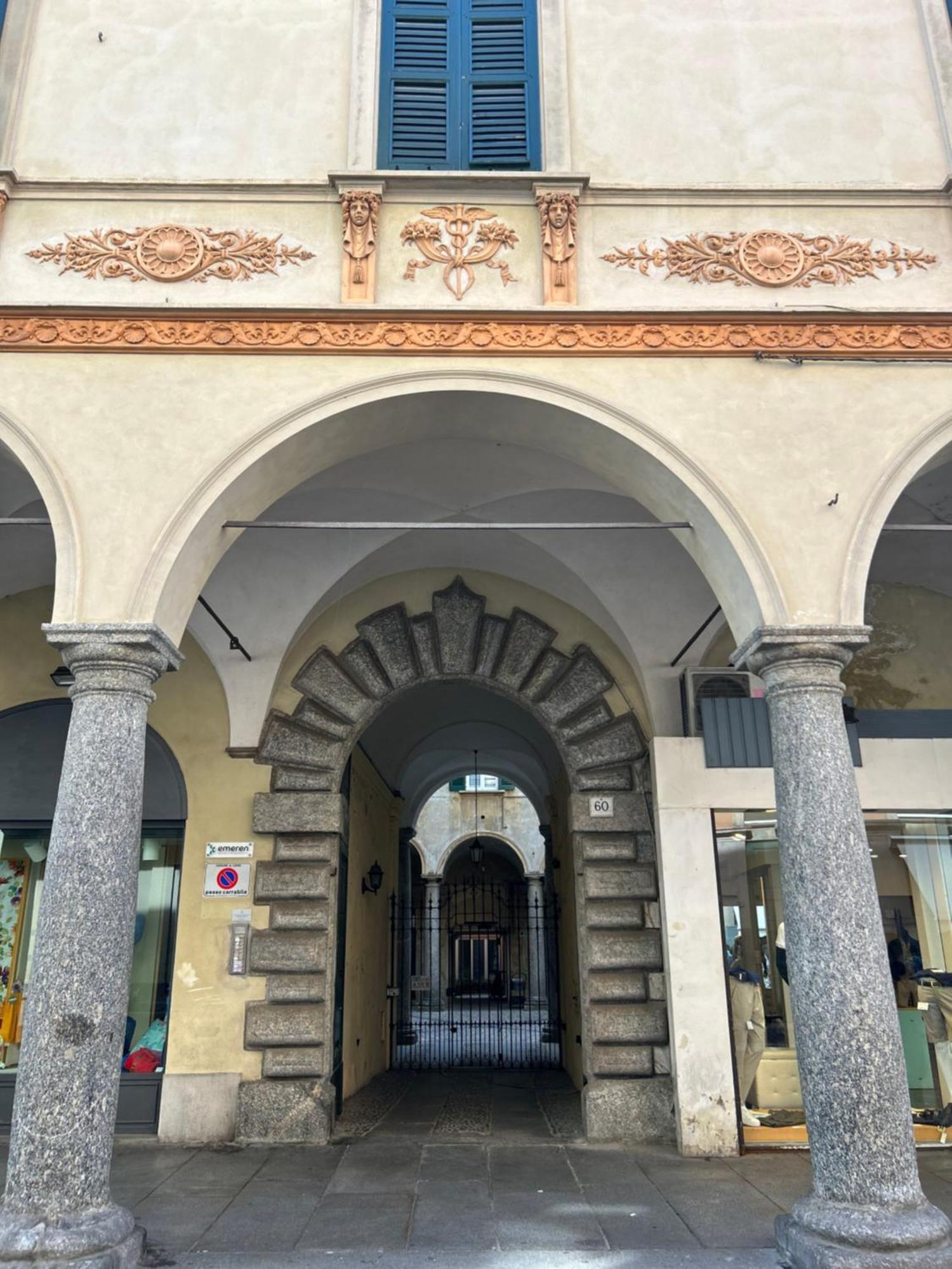 Porta Torre Como Apartment - By Relais Di Giada Екстериор снимка