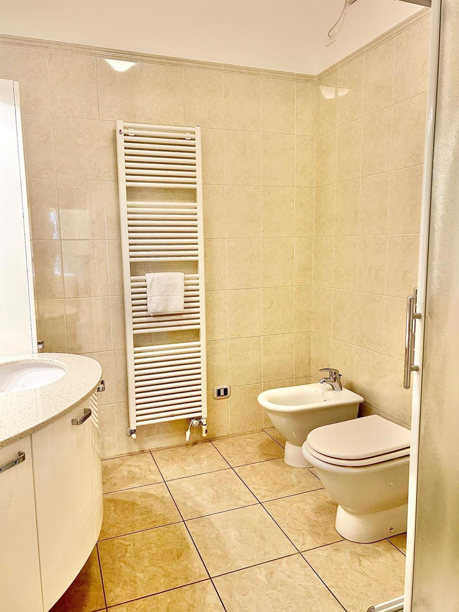 Porta Torre Como Apartment - By Relais Di Giada Екстериор снимка